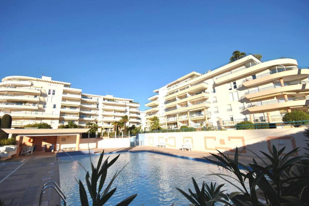 T2 climatisé à 5 minutes à pied de la plage avec parking, piscine et wifi Fréjus Extérieur photo