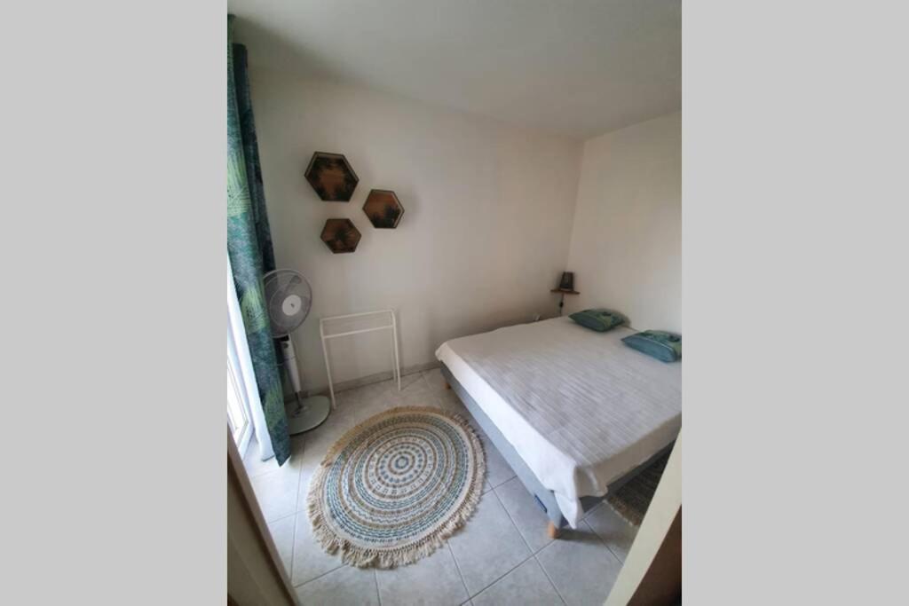 T2 climatisé à 5 minutes à pied de la plage avec parking, piscine et wifi Fréjus Extérieur photo